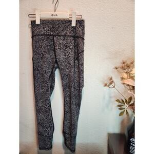 EUC Lululemon In Movement Tight‎ 25" inseam Everlux size 6